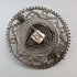 Broche vintage británico de plata con filigrana y piedra verde