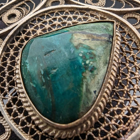 Broche vintage británico de plata con filigrana y piedra verde
