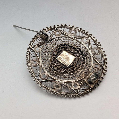 Broche vintage británico de plata con filigrana y piedra verde