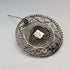 Broche vintage británico de plata con filigrana y piedra verde