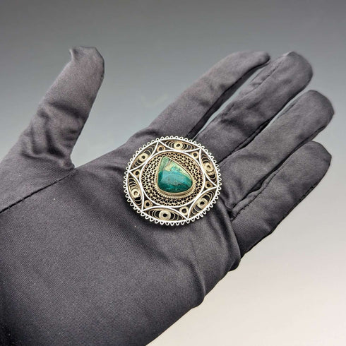 Broche vintage británico de plata con filigrana y piedra verde