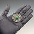 Broche vintage británico de plata con filigrana y piedra verde