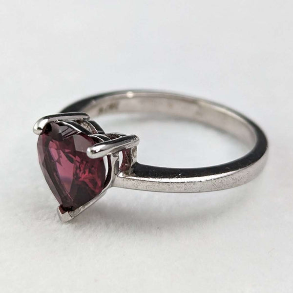 Anillo de plata de ley con piedra de cristal color rubí en forma de corazón, vintage británico (talla 11)
