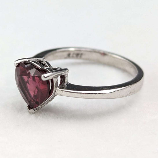 Anillo vintage británico de plata de ley con cristal color rubí en forma de corazón (talla 14)