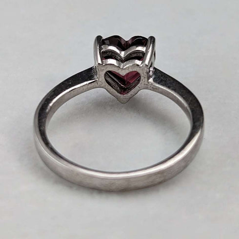 Anillo vintage británico de plata de ley con cristal color rubí en forma de corazón (talla 14)