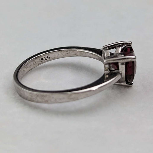 Anillo vintage británico de plata de ley con cristal color rubí en forma de corazón (talla 14)
