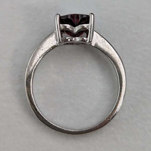 Anillo vintage británico de plata de ley con cristal color rubí en forma de corazón (talla 14)