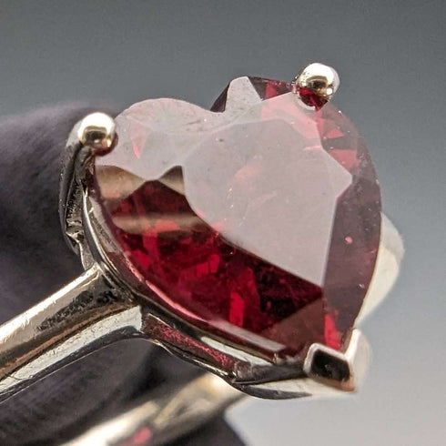Anillo vintage británico de plata de ley con cristal color rubí en forma de corazón (talla 14)