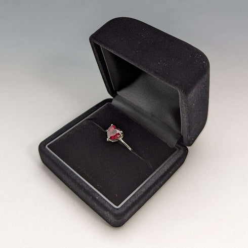 Anillo vintage británico de plata de ley con cristal color rubí en forma de corazón (talla 14)