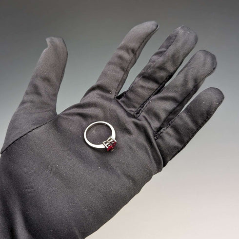 Anillo vintage británico de plata de ley con cristal color rubí en forma de corazón (talla 14)