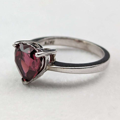 Anillo vintage británico de plata de ley con cristal color rubí en forma de corazón (talla 9)