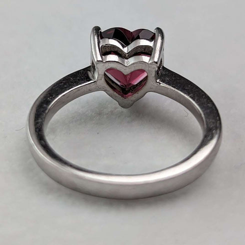 Anillo vintage británico de plata de ley con cristal color rubí en forma de corazón (talla 9)