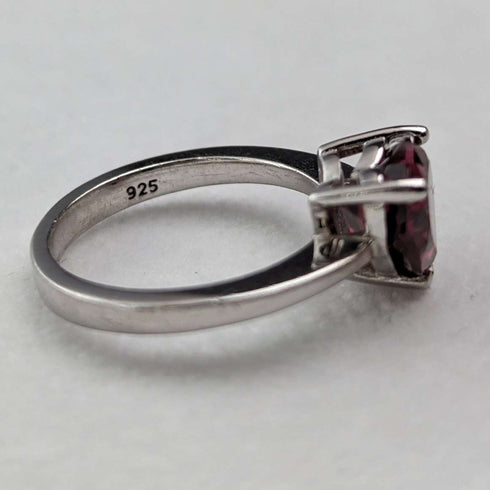 Anillo vintage británico de plata de ley con cristal color rubí en forma de corazón (talla 9)