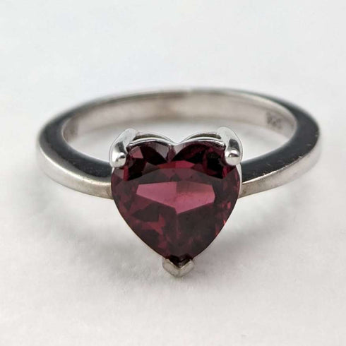 Anillo vintage británico de plata de ley con cristal color rubí en forma de corazón (talla 9)