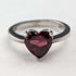 Anillo vintage británico de plata de ley con cristal color rubí en forma de corazón (talla 9)