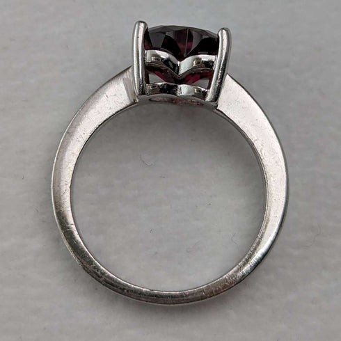 Anillo vintage británico de plata de ley con cristal color rubí en forma de corazón (talla 9)