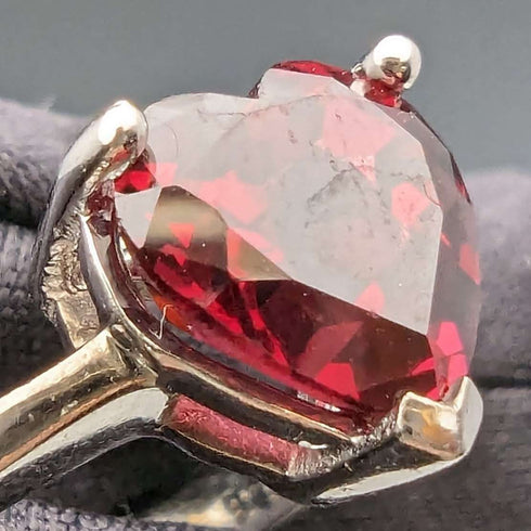 Anillo vintage británico de plata de ley con cristal color rubí en forma de corazón (talla 9)