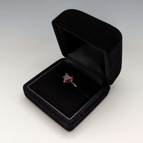 Anillo vintage británico de plata de ley con cristal color rubí en forma de corazón (talla 9)