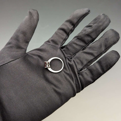 Anillo vintage británico de plata de ley con cristal color rubí en forma de corazón (talla 9)