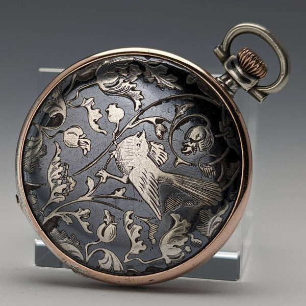 Reloj de bolsillo Longines antiguo de alrededor de 1923, caja saboneta de plata con niello y decoración de flores y aves, en buen estado de funcionamiento.