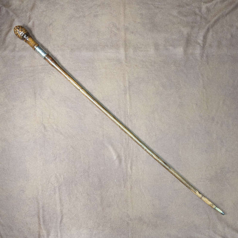1897 Bastón con mango de rodela tallado, decoración de plata esterlina, 88 cm