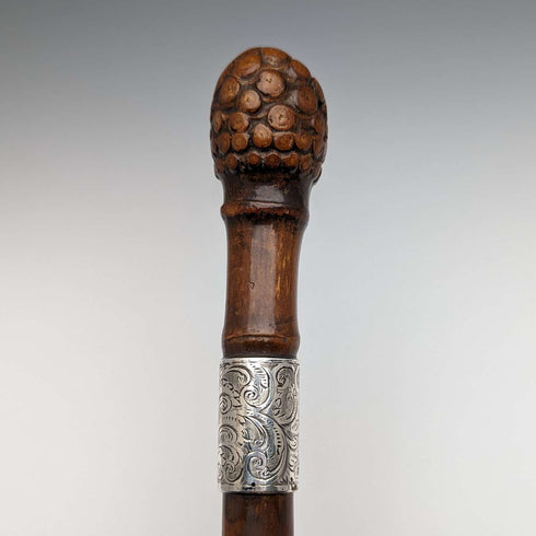 1897 Bastón con mango de rodela tallado, decoración de plata esterlina, 88 cm