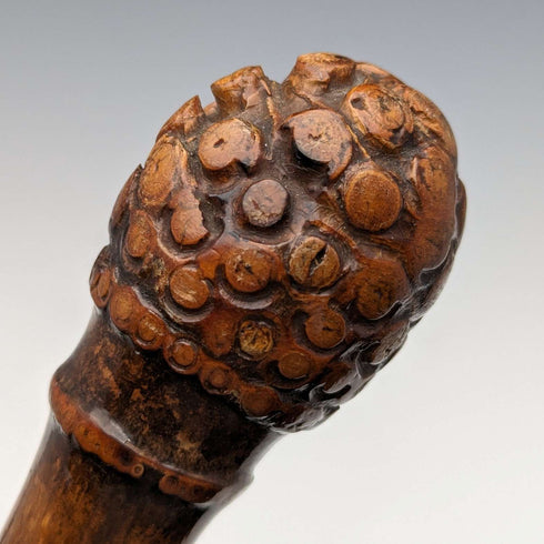 1897 Bastón con mango de rodela tallado, decoración de plata esterlina, 88 cm