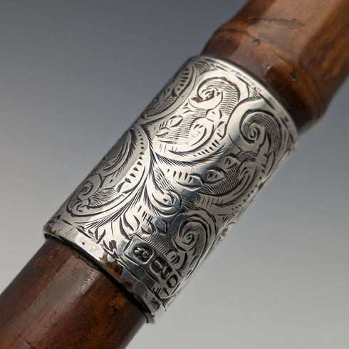 1897 Bastón con mango de rodela tallado, decoración de plata esterlina, 88 cm