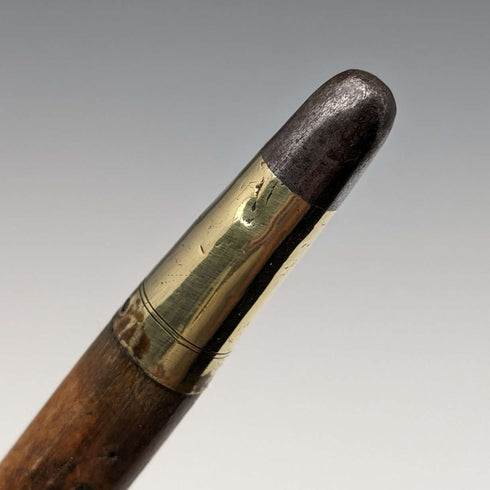 1897 Bastón con mango de rodela tallado, decoración de plata esterlina, 88 cm