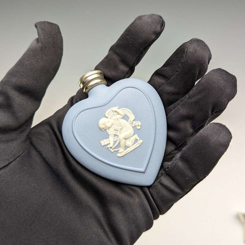 Frasco de perfume vintage británico en forma de corazón de Wedgwood Jasperware
