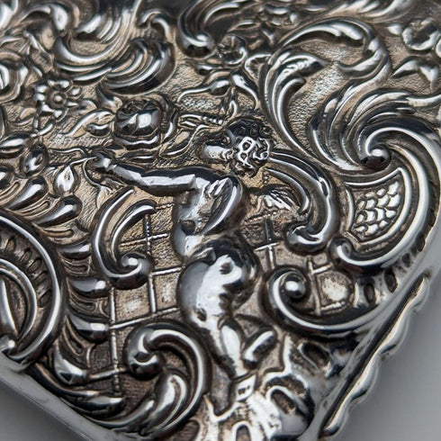 Estuche para tarjetas de plata esterlina, estilo doble hoja, con relieve de ángeles, antigüedad británica de 1900, 117 g, WILLIAM COMYNS