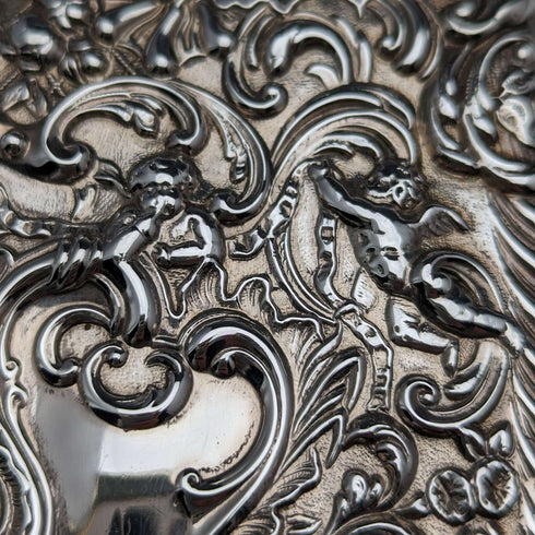 Estuche para tarjetas de plata esterlina, estilo doble hoja, con relieve de ángeles, antigüedad británica de 1900, 117 g, WILLIAM COMYNS