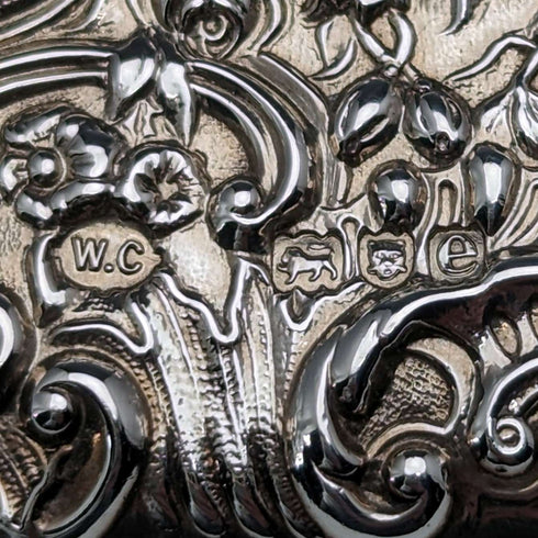 Estuche para tarjetas de plata esterlina, estilo doble hoja, con relieve de ángeles, antigüedad británica de 1900, 117 g, WILLIAM COMYNS