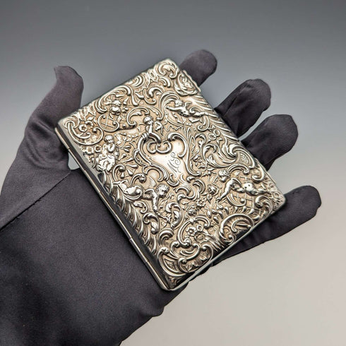 Estuche para tarjetas de plata esterlina, estilo doble hoja, con relieve de ángeles, antigüedad británica de 1900, 117 g, WILLIAM COMYNS