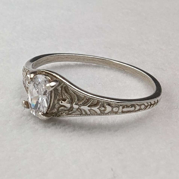 Anillo vintage británico de plata de ley con circonita