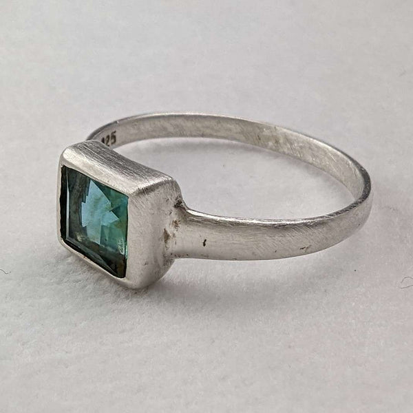 Anillo vintage británico de plata de ley con piedra verde cuadrada (talla 20)