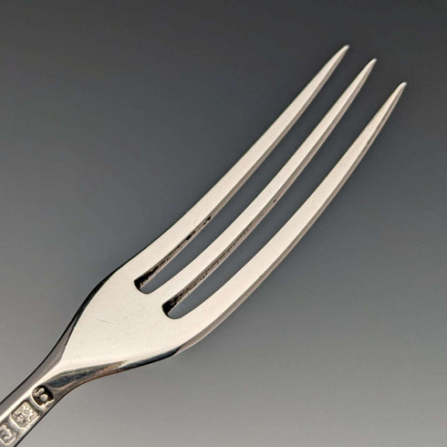 Cubiertos de postre de plata esterlina, pareja, Inglaterra, hacia 1829, por Aaron Hadfield