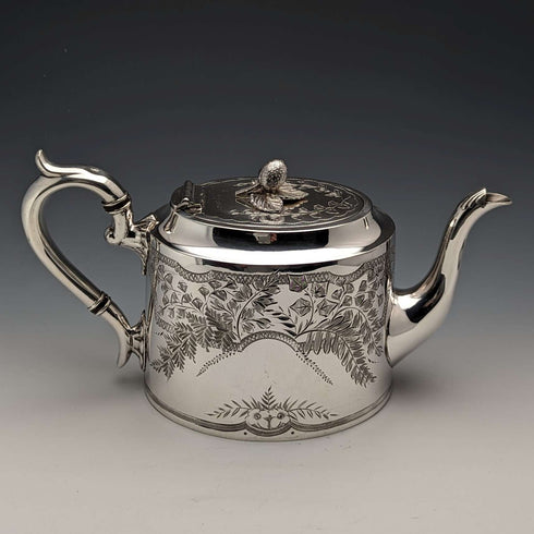 Tetera antigua de plata chapada, fabricada en Inglaterra alrededor de 1900, por James Deakin & Sons