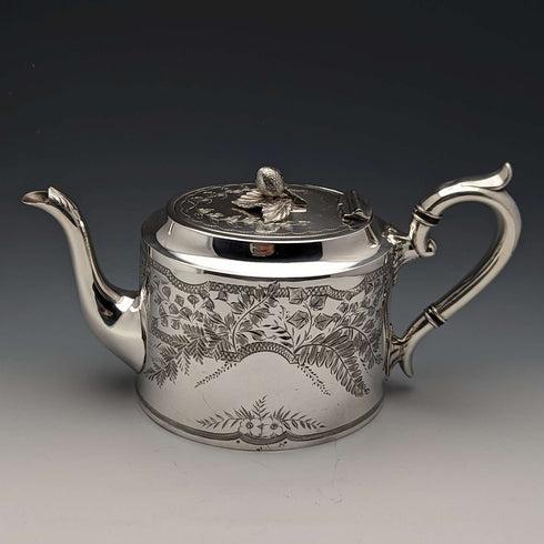 Tetera antigua de plata chapada, fabricada en Inglaterra alrededor de 1900, por James Deakin & Sons