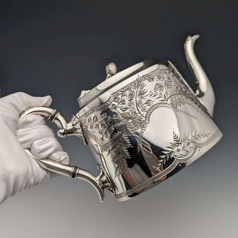 Tetera antigua de plata chapada, fabricada en Inglaterra alrededor de 1900, por James Deakin & Sons