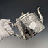 Tetera antigua de plata chapada, fabricada en Inglaterra alrededor de 1900, por James Deakin & Sons