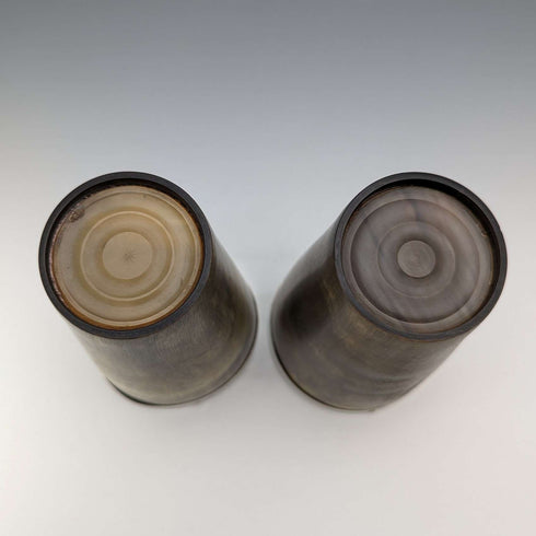 Pareja de vasos de cuerno antiguos, origen británico, c. 1900