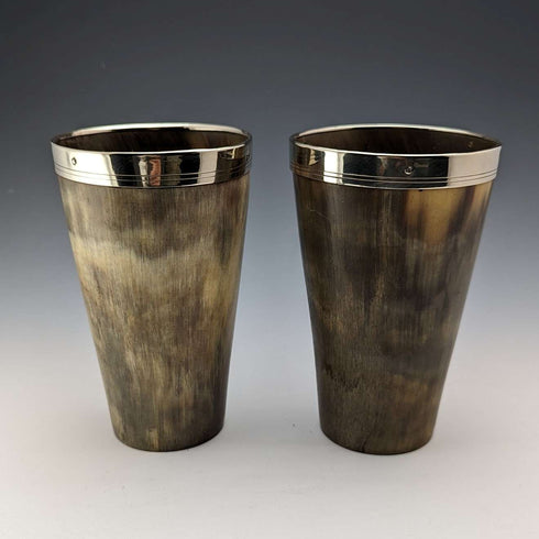 Pareja de vasos de cuerno antiguos, origen británico, c. 1900