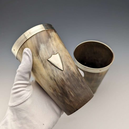 Pareja de vasos de cuerno antiguos, origen británico, c. 1900