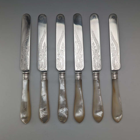Set de 6 pares de cubiertos para fruta de finales del siglo XIX, antigüedades inglesas con mangos de nácar, en su bandeja original.