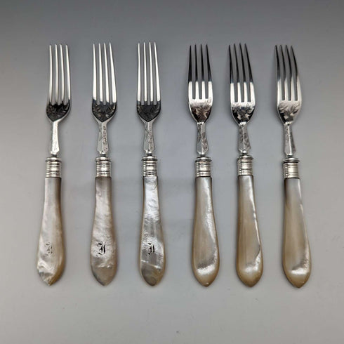 Set de 6 pares de cubiertos para fruta de finales del siglo XIX, antigüedades inglesas con mangos de nácar, en su bandeja original.