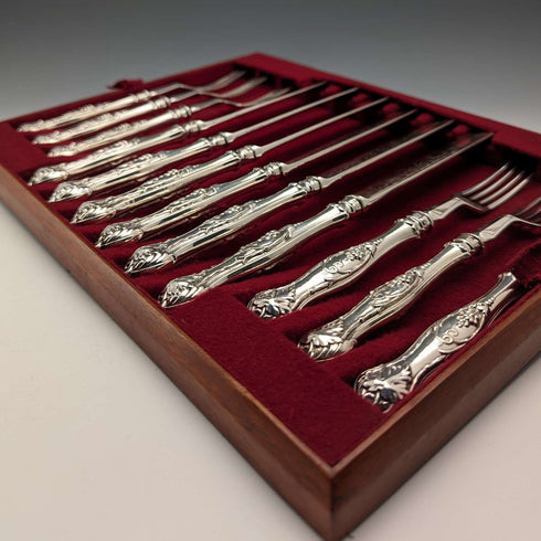 Juego de 6 pares de cubiertos para fruta con mango de plata esterlina, antigüedades británicas de hacia 1830, por Aaron Hadfield, en bandeja.
