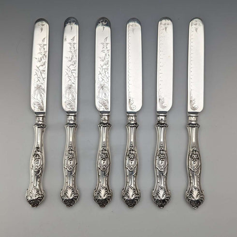 Juego de 6 pares de cubiertos para fruta con mango de plata esterlina, antigüedades británicas de hacia 1830, por Aaron Hadfield, en bandeja.