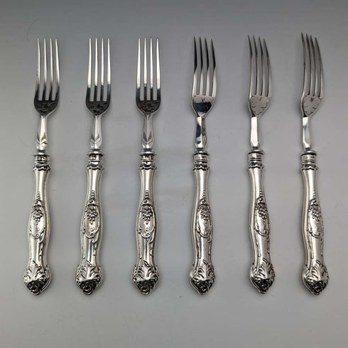Juego de 6 pares de cubiertos para fruta con mango de plata esterlina, antigüedades británicas de hacia 1830, por Aaron Hadfield, en bandeja.