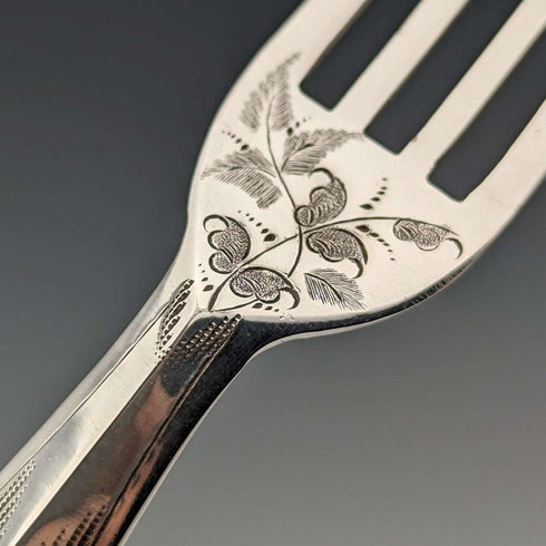 Juego de 6 pares de cubiertos para fruta con mango de plata esterlina, antigüedades británicas de hacia 1830, por Aaron Hadfield, en bandeja.